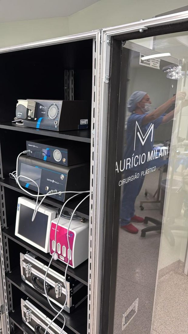 Case aberto em uso na clínica, com equipamentos organizados nas prateleiras